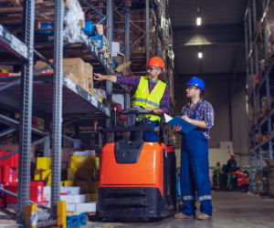 Zielona logistyka! Akumulatorowe wózki widłowe – ceny, typy i innowacje dla firm