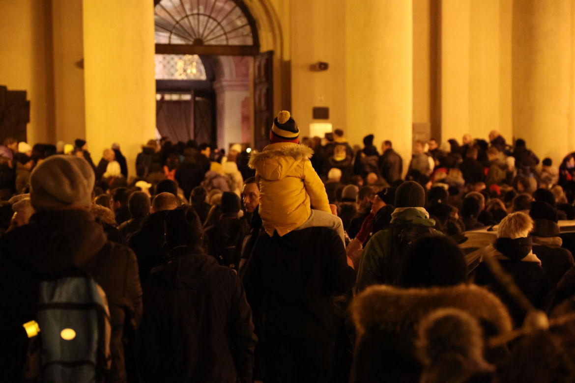 Kilka tysięcy osób w piątkowy wieczór wyruszyło z Lublina w 10. Ekstremalną Drogę Krzyżową