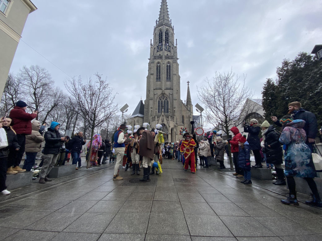 Żywieckie dziady narobiły larma w Katowicach. Barwny korowód przeszedł ulicami miasta