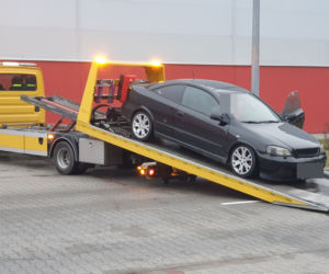 Dwie młode osoby znalezione martwe w sobotę na parkingu przy centrum handlowym w Markach