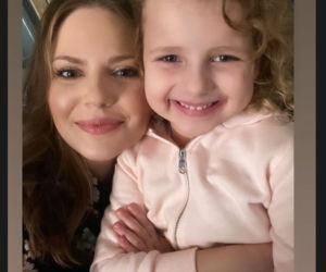 M jak miłość. Anita (Melania Grzesiewicz), Pola (Hania Nowosielska) na planie