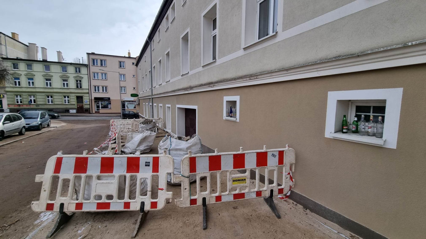 Chodnik sięga ludziom do parapetu