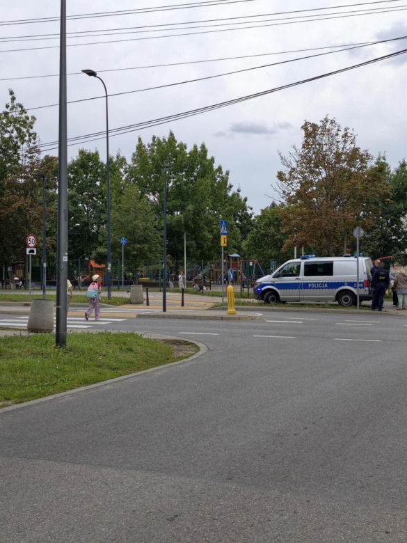 8-latek na hulajnodze potrącony przy szkole. Wjechała w niego Skoda. Kierowca miał jeździć "na aplikację"