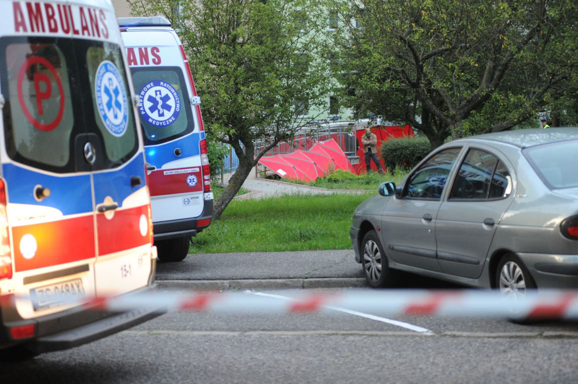 Dwoje dzieci wypadło z okna wieżowca