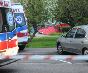 Dwoje dzieci wypadło z okna wieżowca