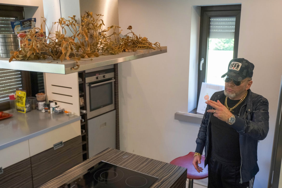 Krzysztof Rutkowski. Śpi z bronią i z różańcem