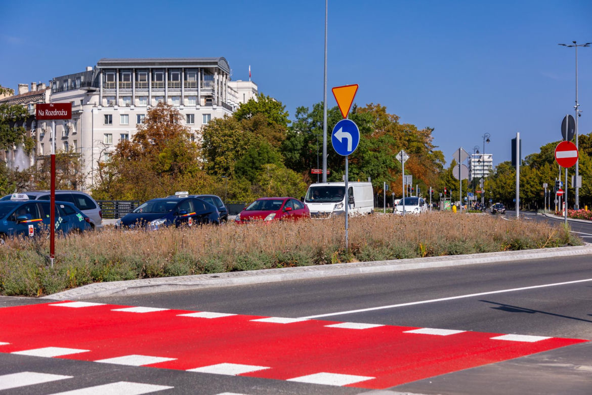 Efekty remontu pl. Na Rozdrożu w Warszawie