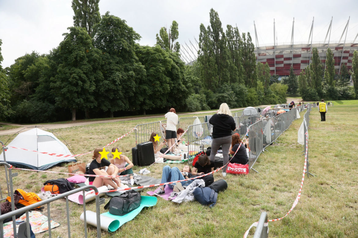 Harry Styles w Polsce - tak wyglądał plac przed stadionem na kilkanaście godzin przed koncertem.