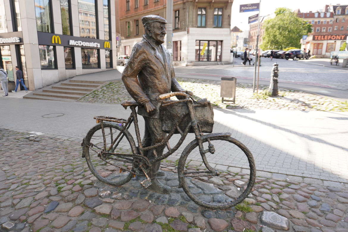 Pomnik Starego Marycha na ulicy Półwiejskiej 