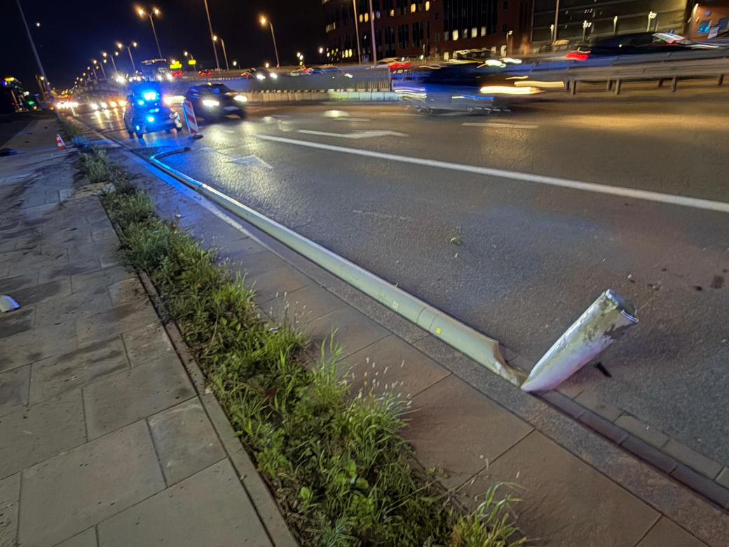 hrysler staranował trzy latarnie i uderzył w ogrodzenie. Świadkowie zatrzymali autobus i pobiegli na ratunek