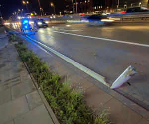 hrysler staranował trzy latarnie i uderzył w ogrodzenie. Świadkowie zatrzymali autobus i pobiegli na ratunek