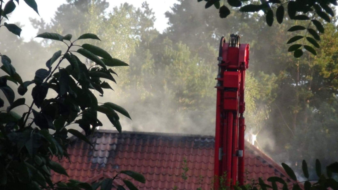 Potężny pożar w Trzcianach pod Legionowem. Całe poddasze w ogniu. Na miejsce przyjechało 9 zastępów straży pożarnej