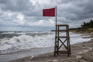 Sinice Pogorzelica. Czy w Pogorzelicy można się kąpać 20.08? Flaga, warunki pogodowe