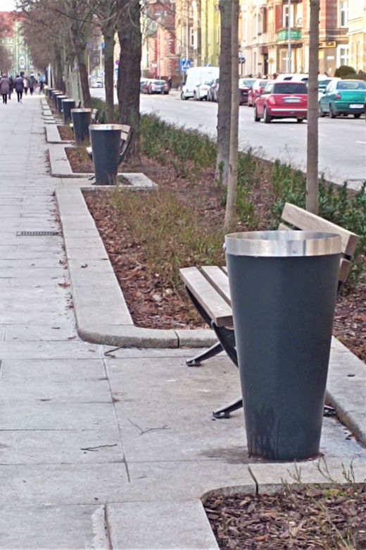 Kolekcjoner pokryw śmietnikowych w rękach policji. Zniszczył kilkadziesiąt kubłów w centrum Szczecina