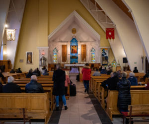 Eko krzyż ogrzewa wiernych