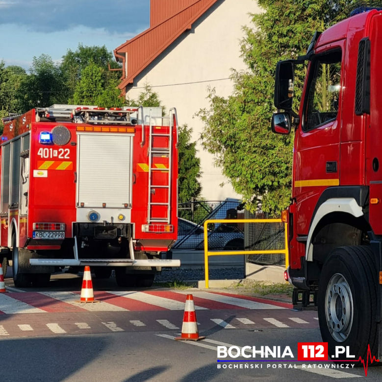 Brzeźnica. 24-letni kierowca bmw roztrzaskał się na dwóch ogrodzeniach