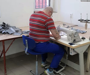 Więźniowie szyją maseczki