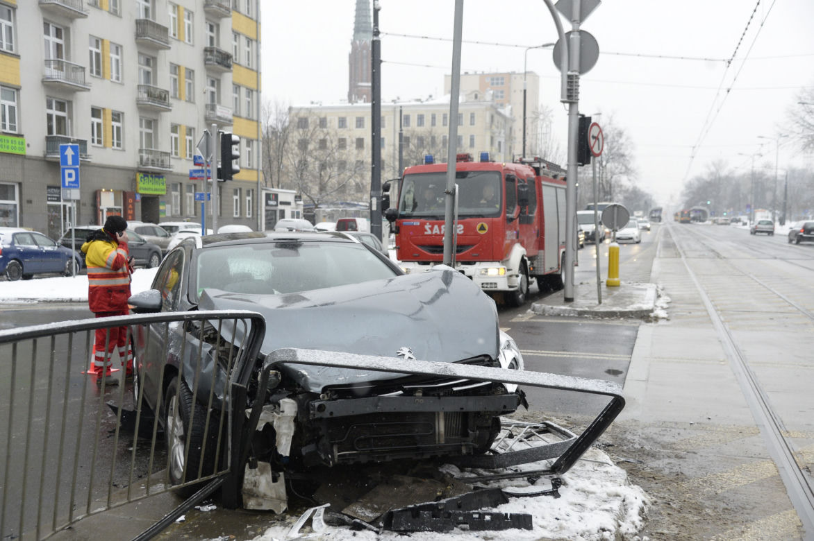 Warszawa. Wypadek na skrzyżowaniu ulic: alei Solidarności i ulicy Jagielońskiej.