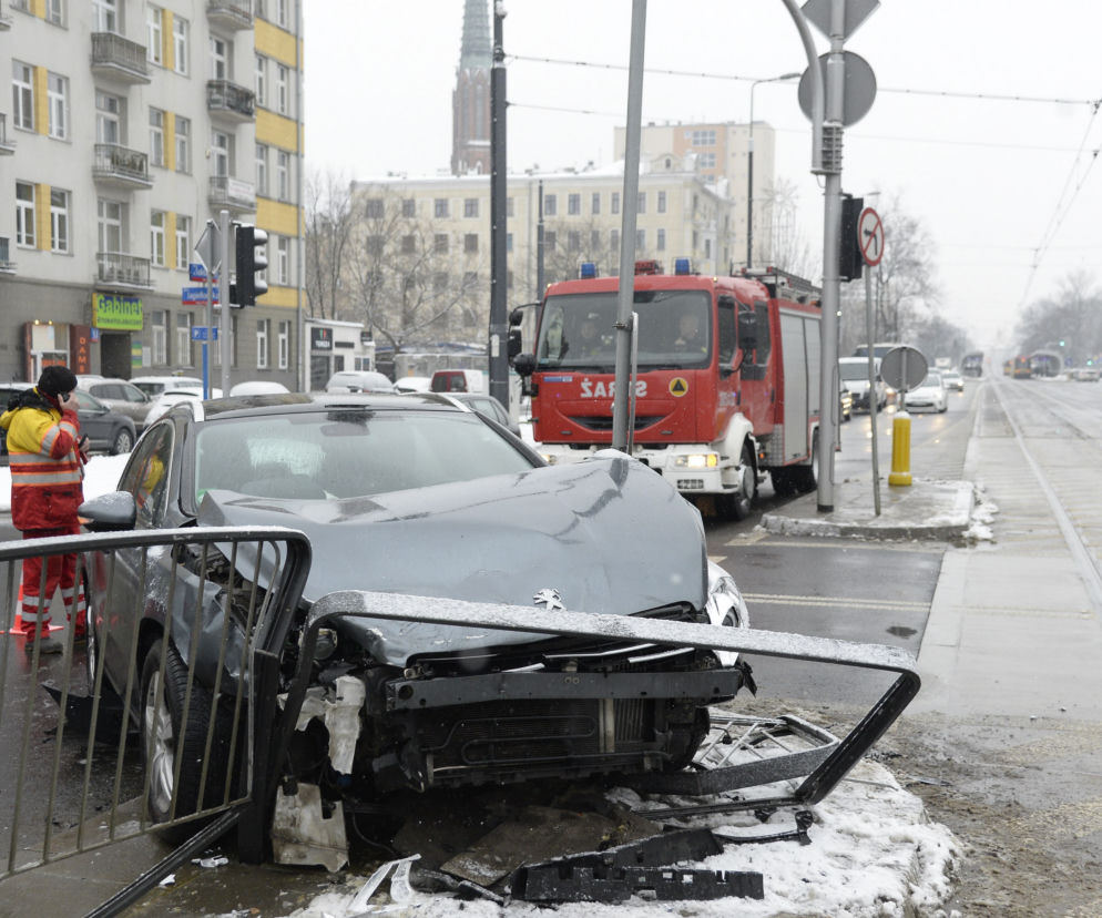 Warszawa. Wypadek na skrzyżowaniu ulic: alei Solidarności i ulicy Jagielońskiej.