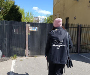 Haniebne malodwidło latami szpeciło bramę. Interwencja dziennikarza Super Expressu