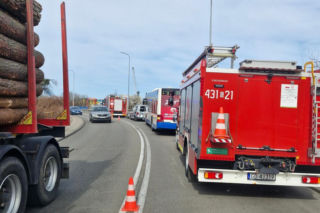 Na miejscu pracowały zespoły ratownictwa medycznego, które udzieliły pomocy poszkodowanym i zabezpieczyły miejsce zdarzenia