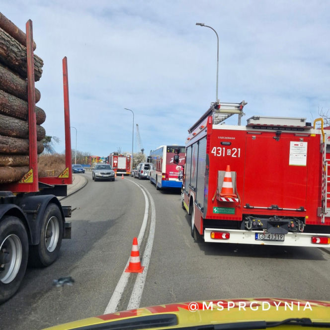 Na miejscu pracowały zespoły ratownictwa medycznego, które udzieliły pomocy poszkodowanym i zabezpieczyły miejsce zdarzenia