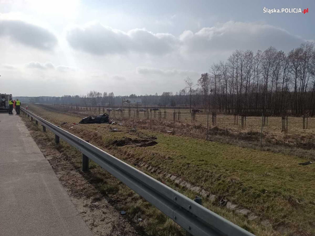 A1 w Częstochowie. Dachowanie samochodu osobowego