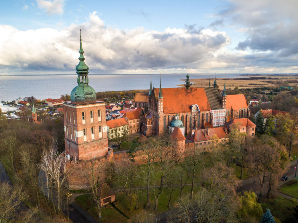 Niesamowite miasteczko nad Zalewem Wiślanym. Historia i magia w jednym miejscu