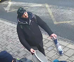 Bez powodu uderzył dziecko w twarz. Policja opublikowała zdjęcia