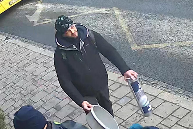 Bez powodu uderzył dziecko w twarz. Policja opublikowała zdjęcia