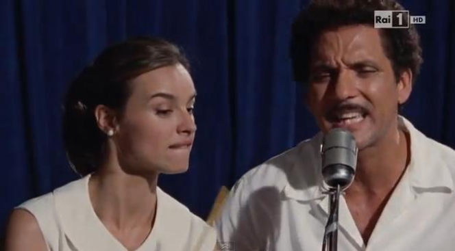 VOLARE. Giuseppe Fiorello (Domenico Modugno), Franca Gandolfi (Kasia Smutniak)