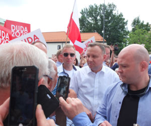 Prezydent Andrzej Duda spotkał się z lublinianami, czekali na niego także tęczowi aktywiści