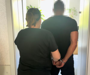 Jedna para kajdanek nie wystarczyła. Chłop jak dąb i spółka zatrzymani za bebeszenie kradzionych fur