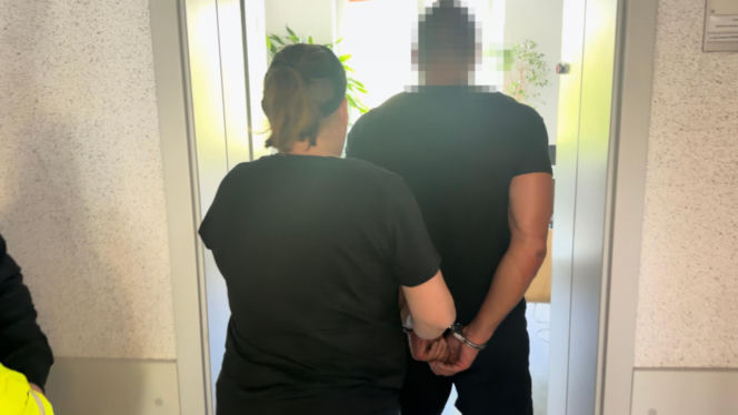 Jedna para kajdanek nie wystarczyła. Chłop jak dąb i spółka zatrzymani za bebeszenie kradzionych fur