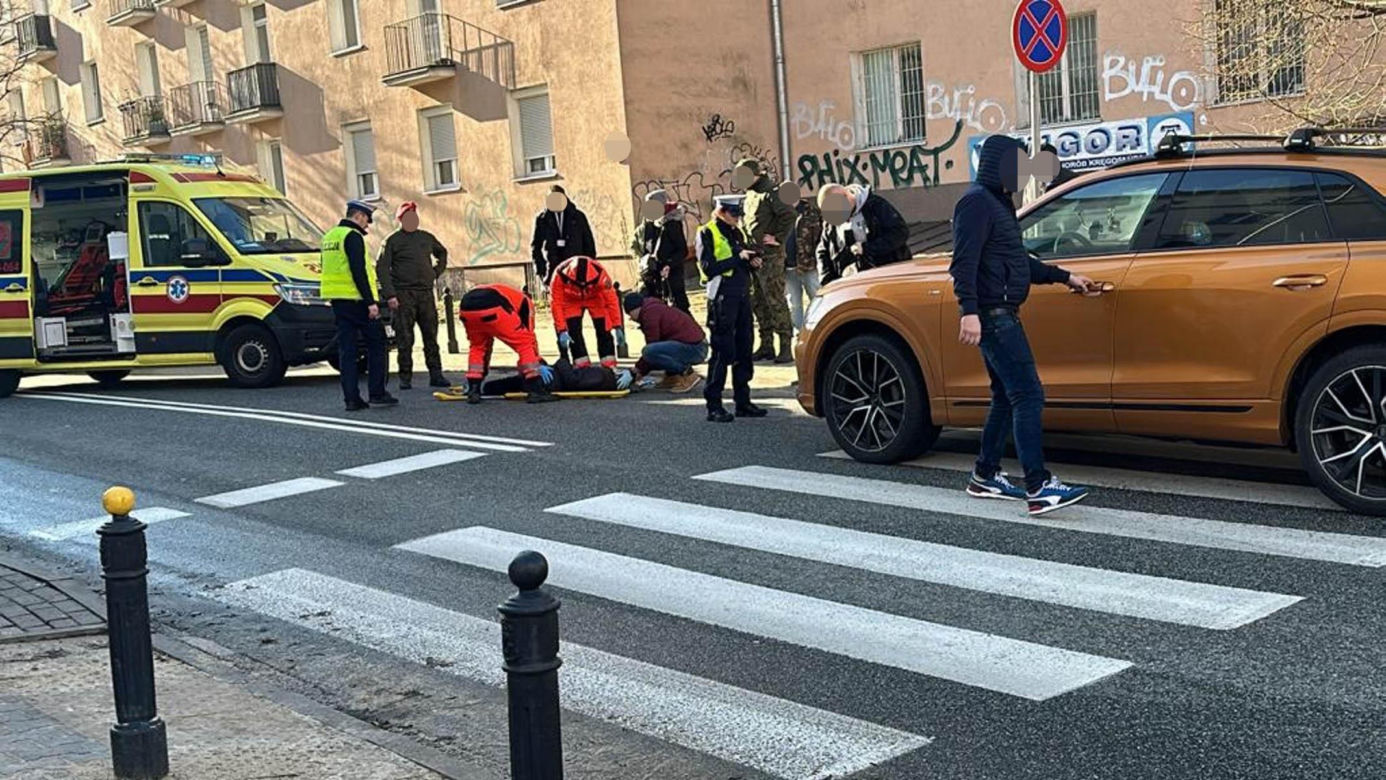 Dramat na przejściu na Ochocie. Wielkie audi zmiotło staruszkę