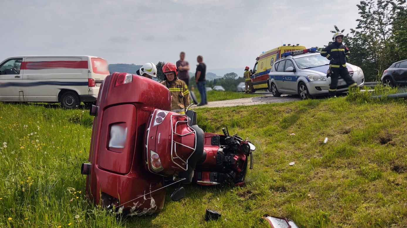 Ptaszkowa. Stracił panowanie nad hondą i wpadł do przydrożnego rowu. Motocyklista w szpitalu