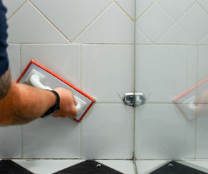 Jak poprawnie usunąć starą fugę i silikon oraz nałożyć nowy? Murator Remontuje