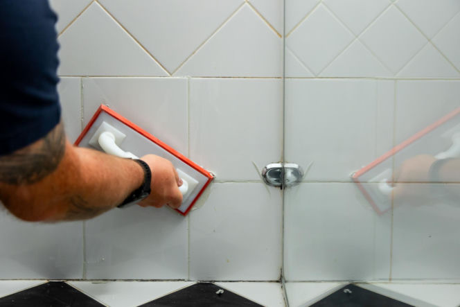 Jak poprawnie usunąć starą fugę i silikon oraz nałożyć nowy? Murator Remontuje