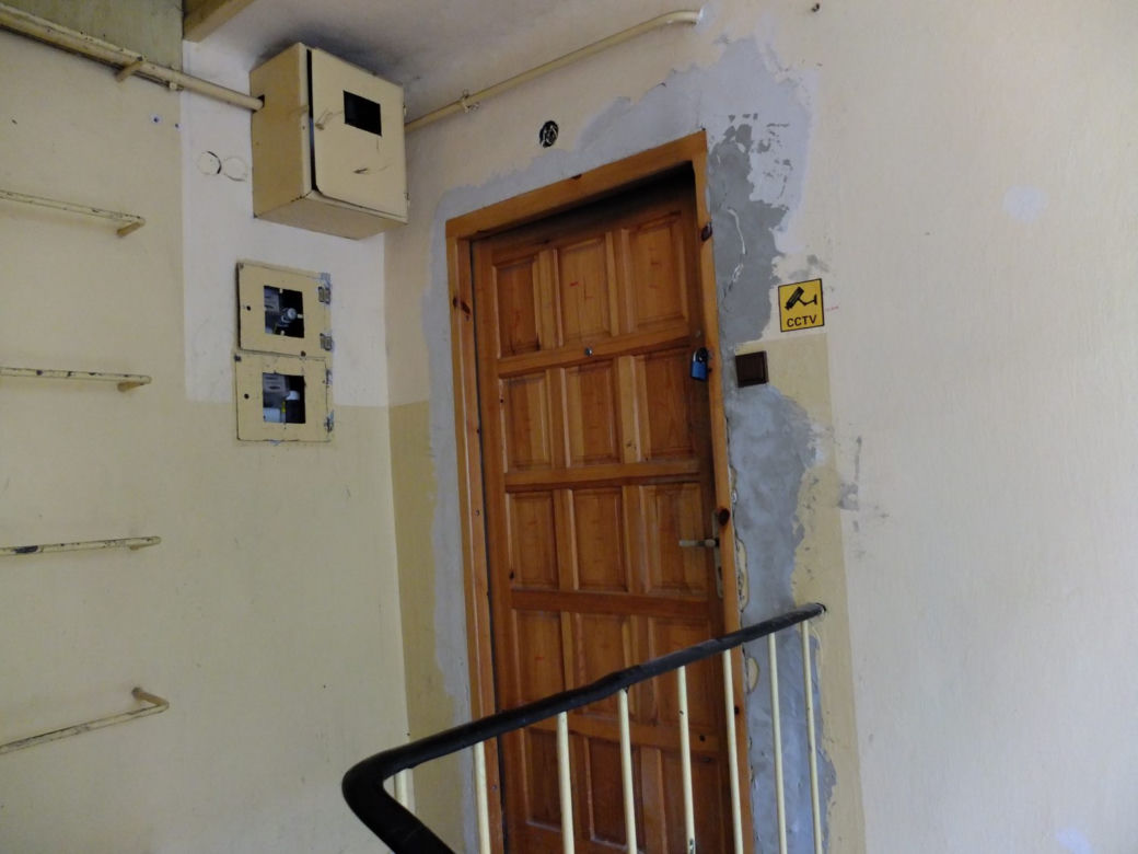Groził, że wysadzi blok, bo nie pozwolili mu palić ogniska w przedpokoju
