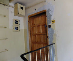 Groził, że wysadzi blok, bo nie pozwolili mu palić ogniska w przedpokoju
