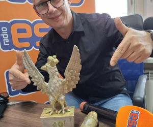 Historyczny skarb na gwiazdkę! Srebrno-złoty orzeł sztandaru z 1939 roku odnaleziony w lasach starachowickich