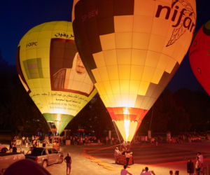 Balony gotowe do startu. Nocny pokaz przed Centrum Spotkania Kultur