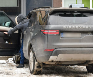 Cezary Pazura i Edyta Pazura jeżdżą Land Roverem Discovery