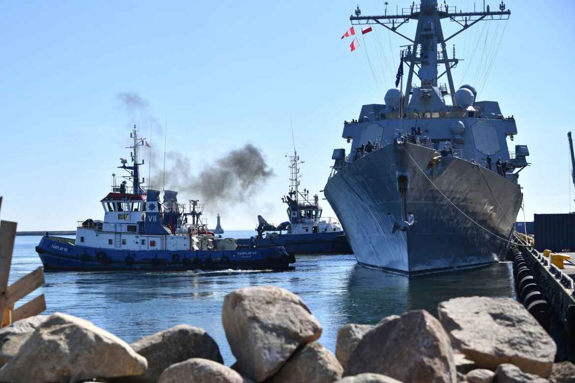Amerykański niszczyciel rakietowy USS Gravely zacumował przy Nabrzeżu Francuskim portu w Gdyni