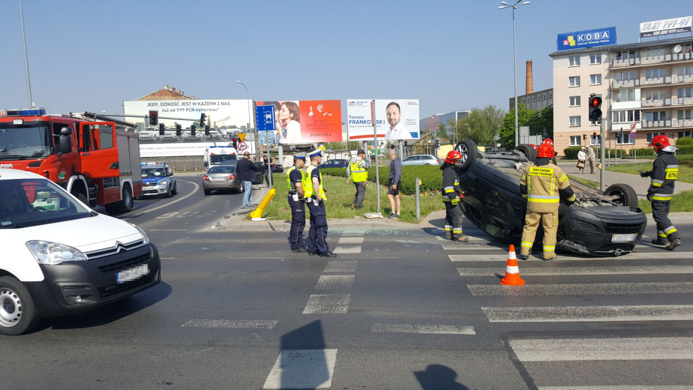 Białystok. Wypadek w centrum Białegostoku. Opel na dachu