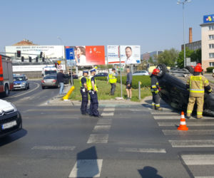 Białystok. Wypadek w centrum Białegostoku. Opel na dachu