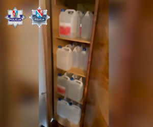 Na terenie posesji w powiecie dębickim funkcjonariusze odkryli kompletną linię produkcyjną, a także ponad 28 kilogramów gotowego mefedronu