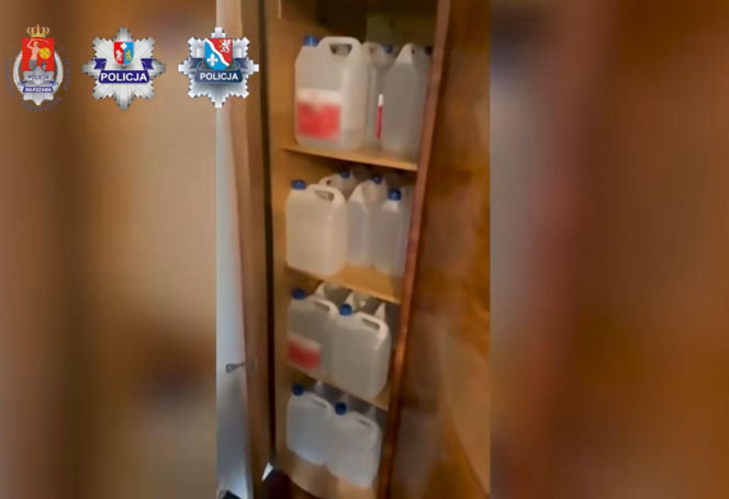 Na terenie posesji w powiecie dębickim funkcjonariusze odkryli kompletną linię produkcyjną, a także ponad 28 kilogramów gotowego mefedronu
