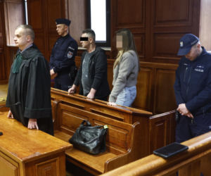 „Sztuczną szczękę wepchnięto jej do gardła”. Przerażające ustalenia. W mieszkaniu w Warszawie znaleziono cztery ciała