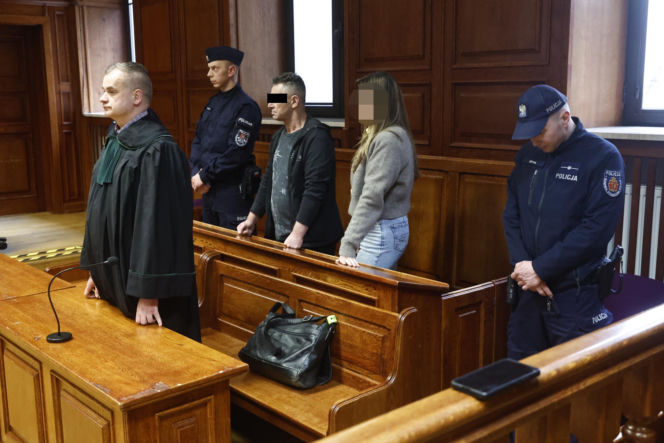 „Sztuczną szczękę wepchnięto jej do gardła”. Przerażające ustalenia. W mieszkaniu w Warszawie znaleziono cztery ciała